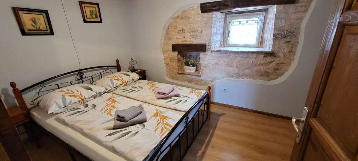 Tenuta con due case in pietra e piscina